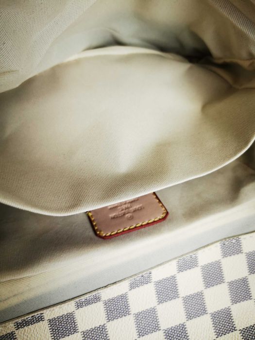 Torebka LV Louis Vuitton Metis Monogram Skórzana Biała wytłaczana