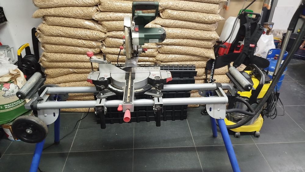 Piła, ukośnica Metabo KGS216 M ze stołem