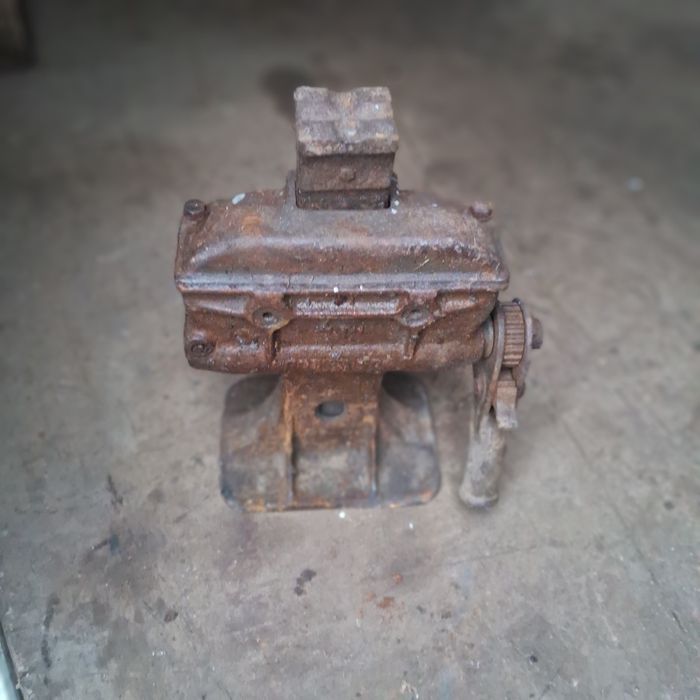 Домкрат, механічний.