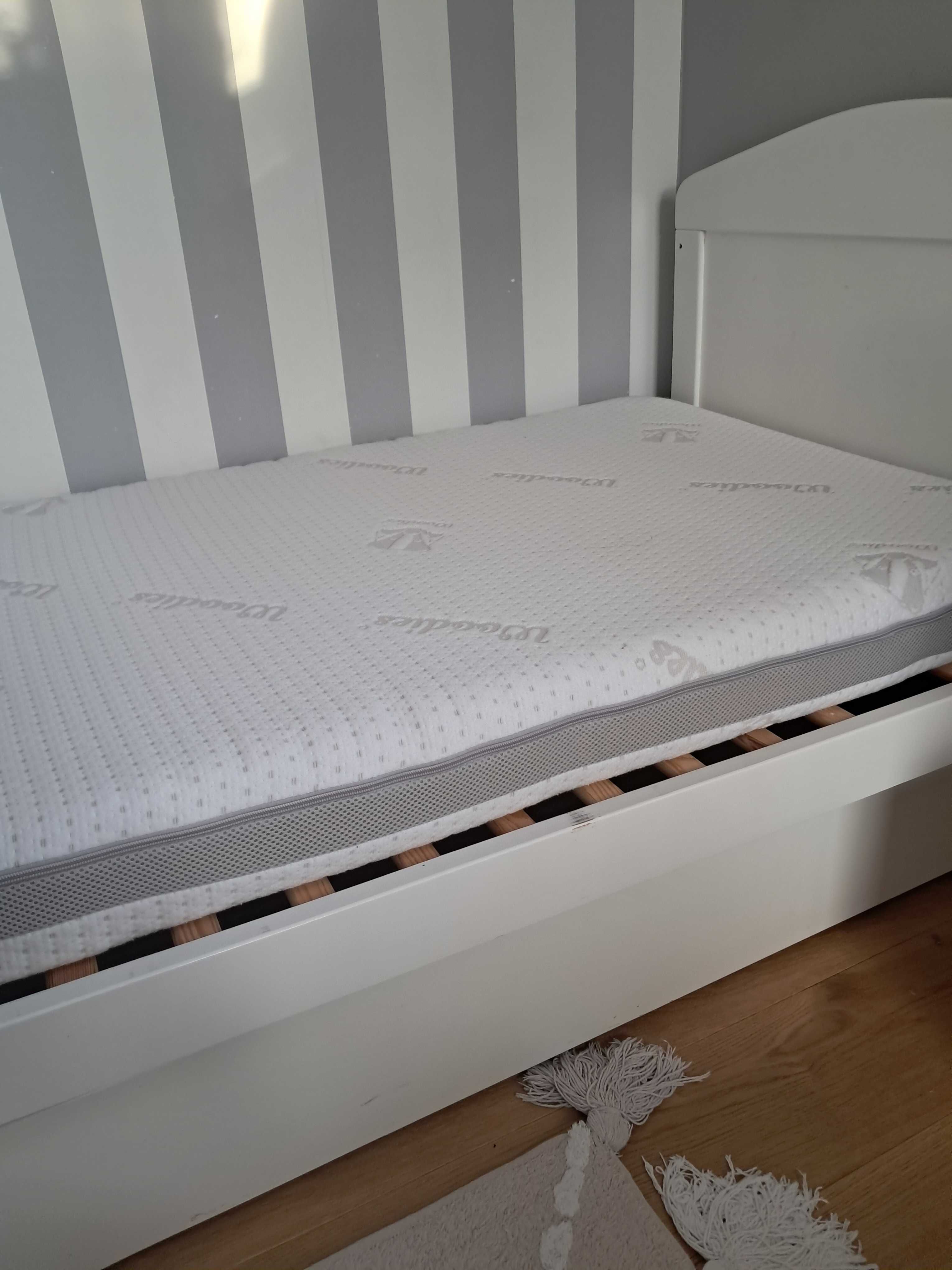 Łóżeczko Woodies Hampton Cot Bed 140 x 70 z materacem i szufladą