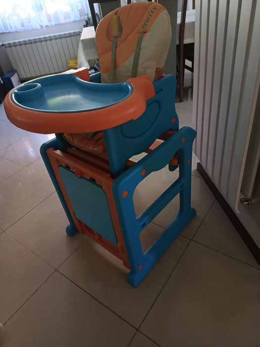 Stolik do karmienia i zabawy 2 w 1
