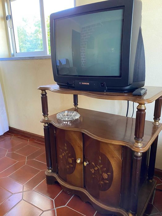 Mesa de TV Vintage em Madeira Maciça – Peça Única e Elegante