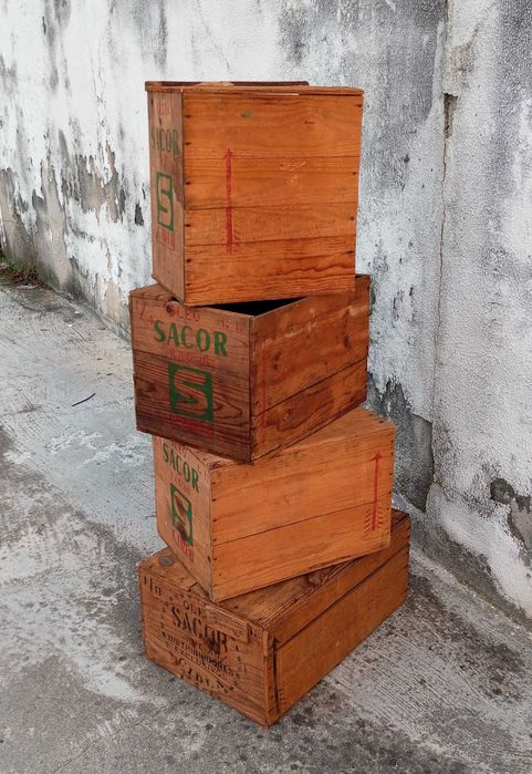 Antigas caixas de transporte de latas de óleo Sacor