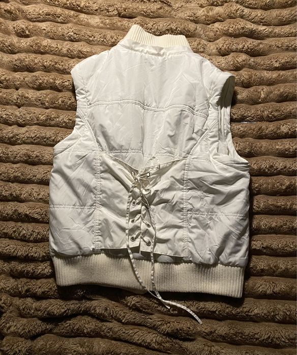 милая белая куртка с бантиком на спине