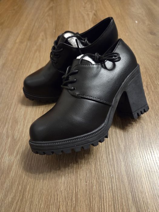 Damskie botki na słupku r.35