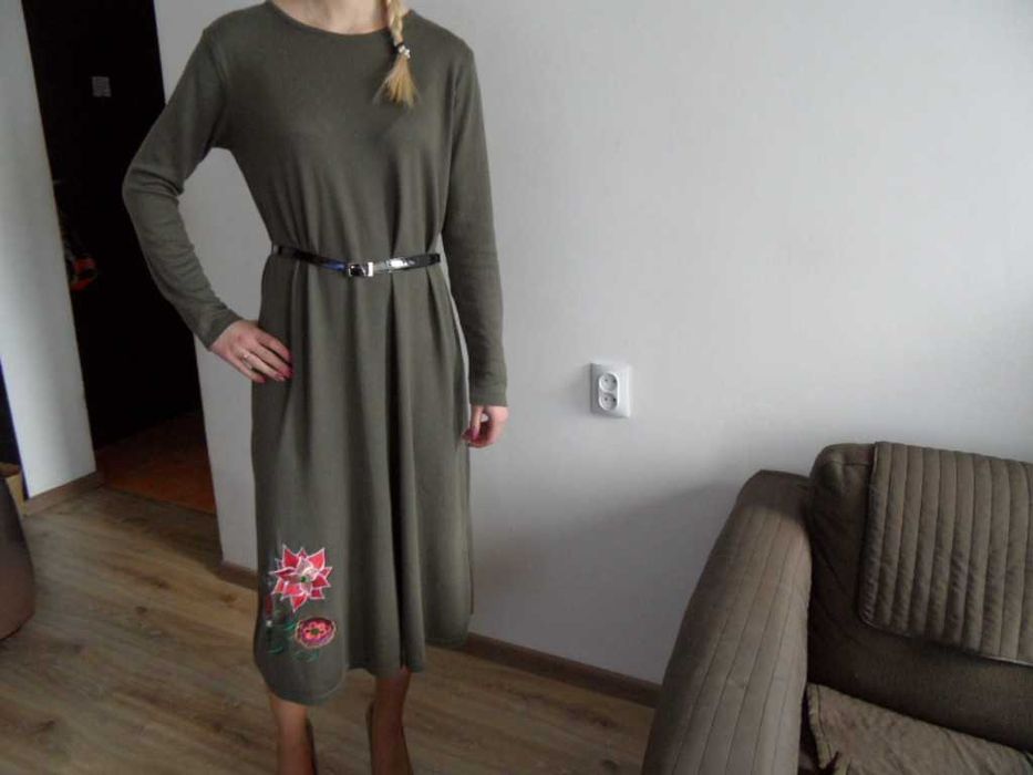 Sukienka dzianinowa maxi long khaki oliwkowa z haftem r. S/M