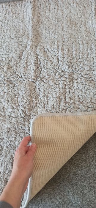 Jasnoszary futrzany dywanik antypoślizgowy do sypialni łazienki itp.