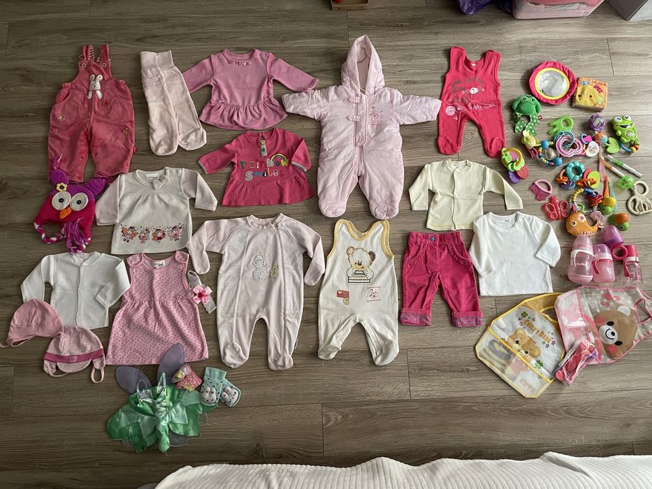 Zestaw ciuchów niemowlak 56 62 bdb jesień zima grzechotki butelki