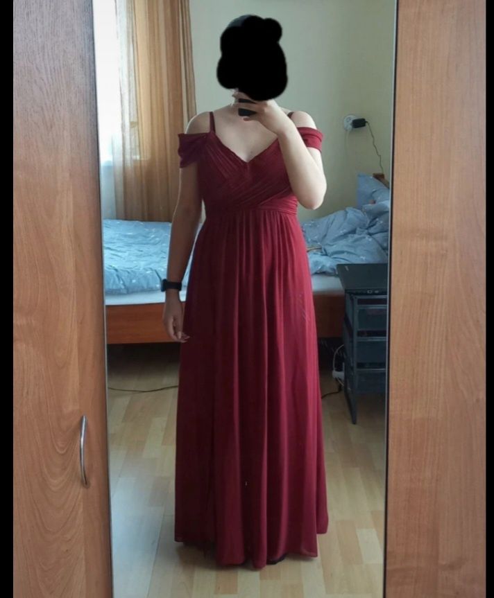 Burgundowa sukienka