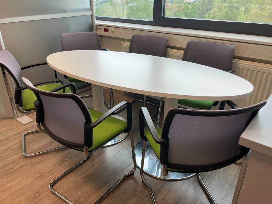 stół biały z zielonymi krzesłami