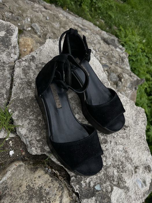 Чорні елегантні босоніжки