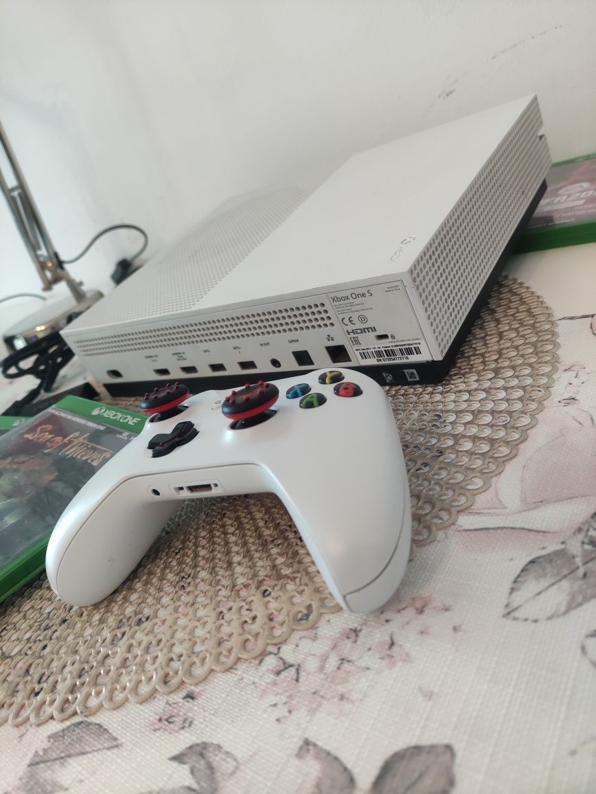 Konsola Xbox One S 4K HDR + Pad+ Okablowanie