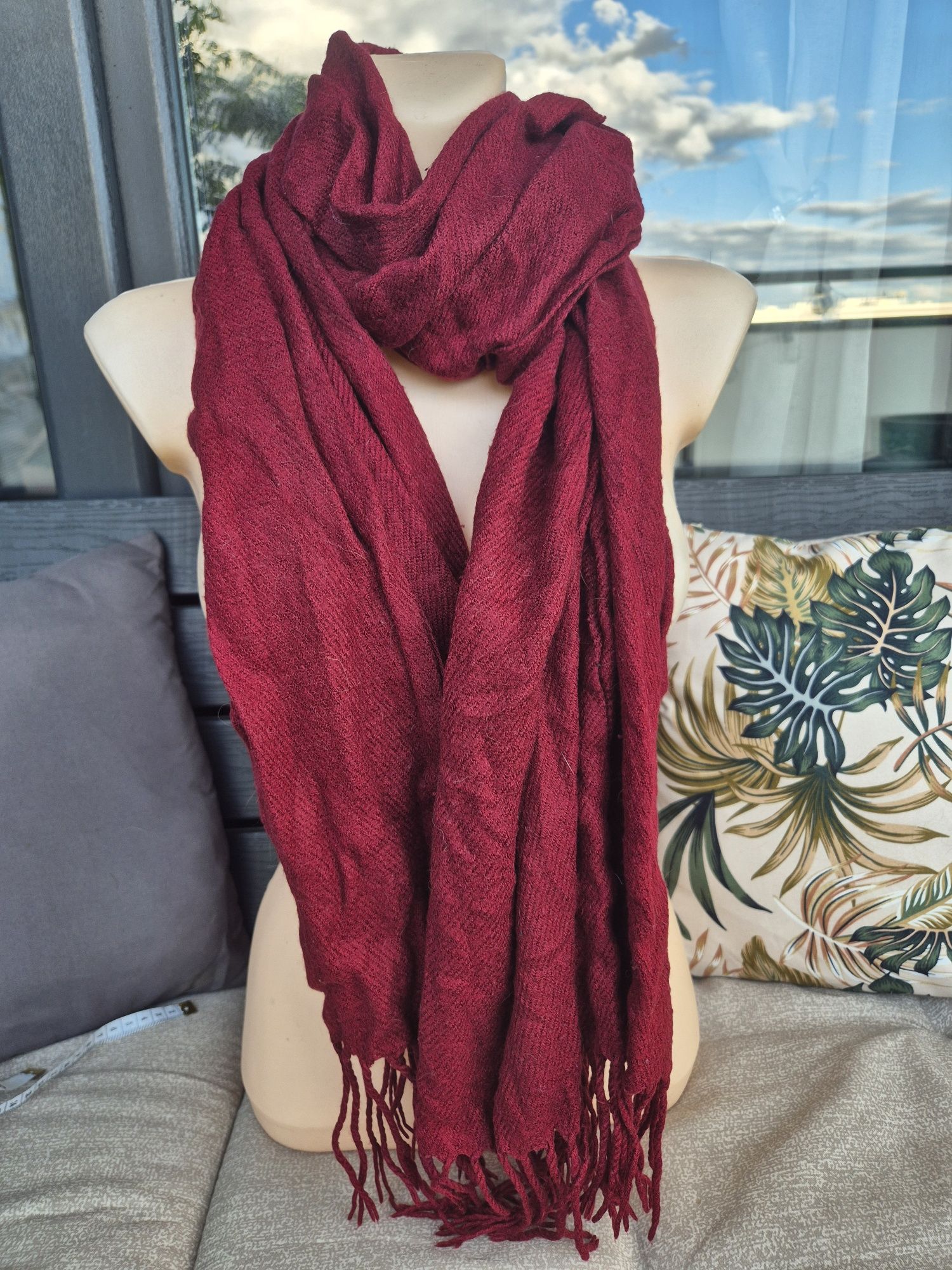 Burgundowy szal (kolor ciemnego, czerwonego wina)