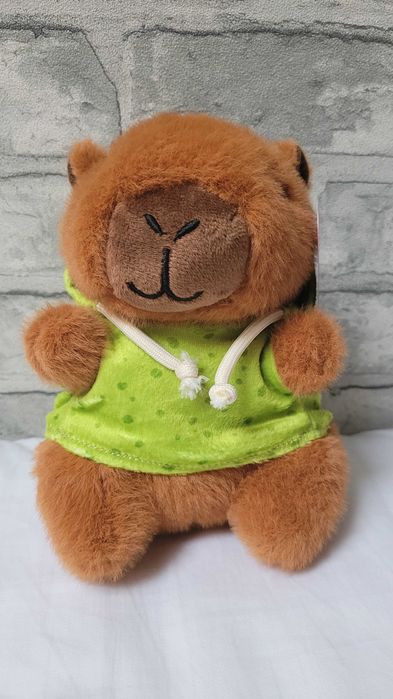 Maskotka kapibara w zielonym ubranku