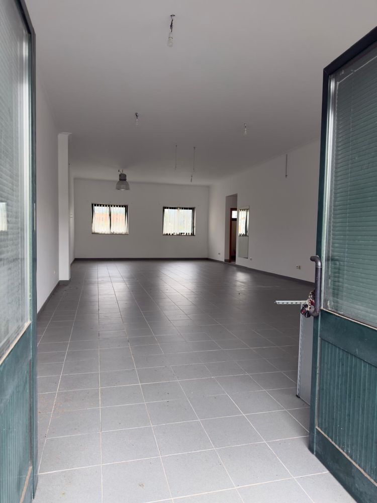 Loja Comercial Ampla com Garagem – Oportunidade Única!