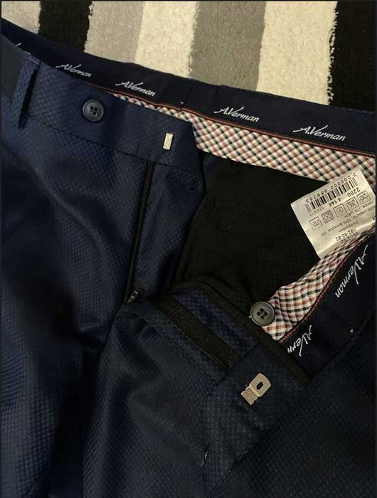 Класичний костюм, синього кольору. Метелик у подарунок.