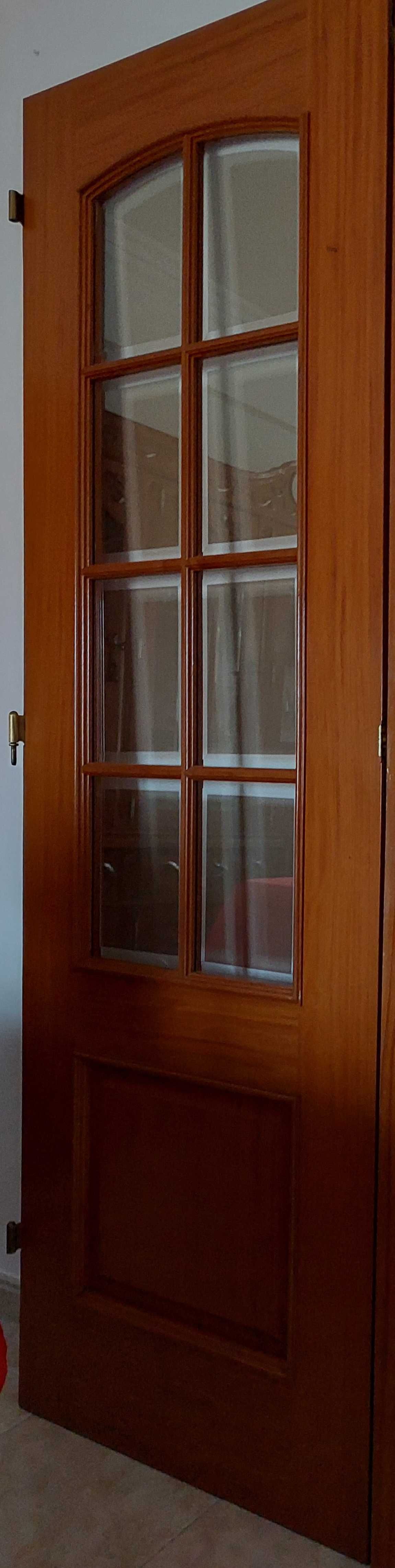 **Atualização de preço **Vendo par de portas de madeira com vidro