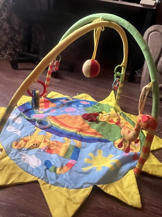 Розвиваючий килимок для немовлят.