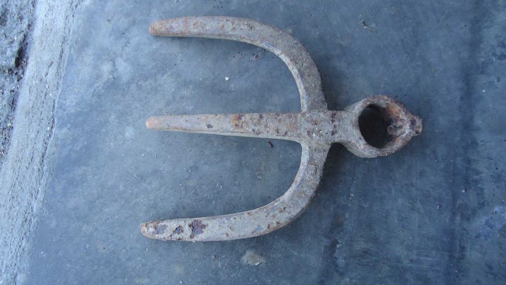 Pá e forquilha em ferro muito antigas.