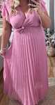 Maxi sukienka plus size plisowana dluga. Dusty pink
