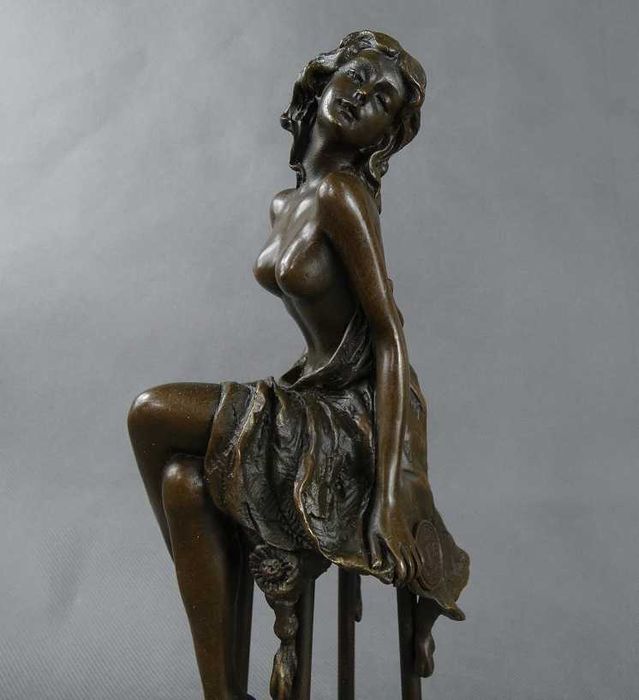 AKT Kobieta akt siedząca na krześle BRĄZ figura RZEŹBA sygnowana 26 cm