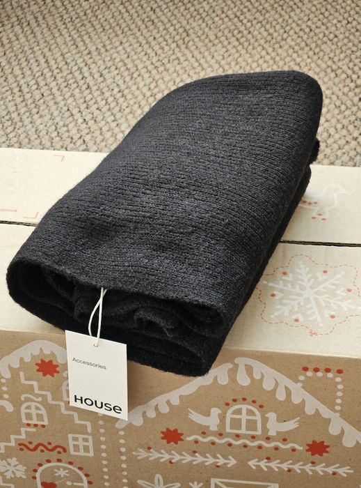 Чорний шарф House