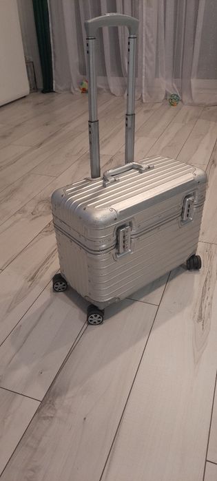 Rimowa walizka na czterech kółkach z wysuwaną rączką