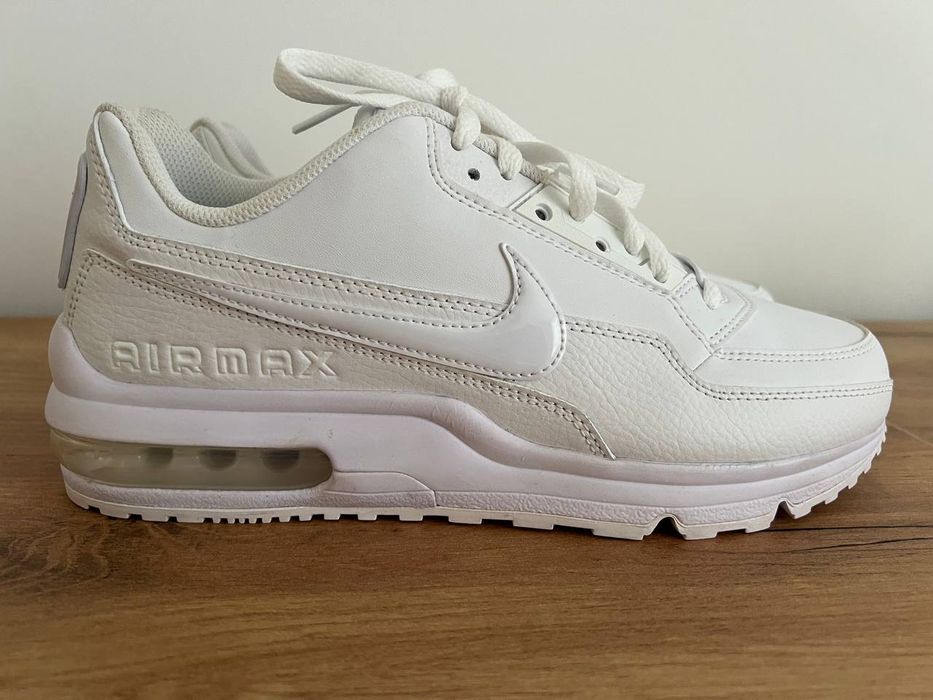 Нові кросівки Nike