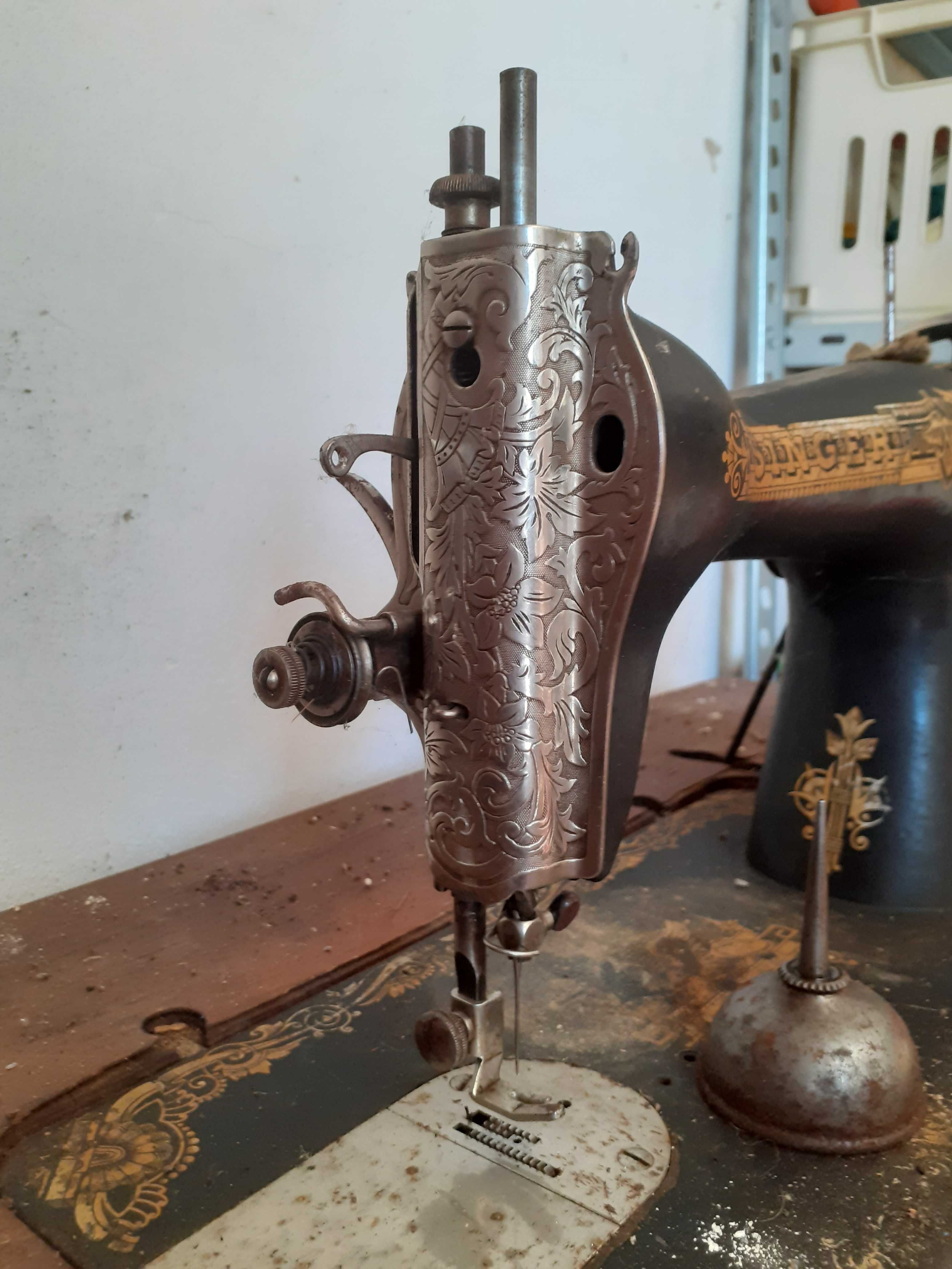 Máquina de costura Singer de pedal vintage com móvel original e tampa