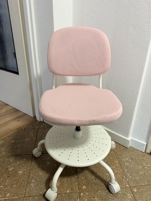 Fotel obrotowy Ikea Vimund różowy dla dzieci