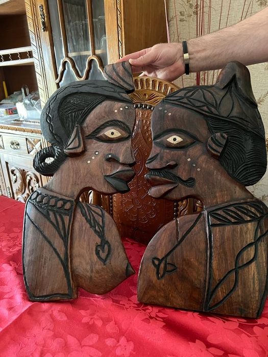 Duas estatuas em madeira maciça
