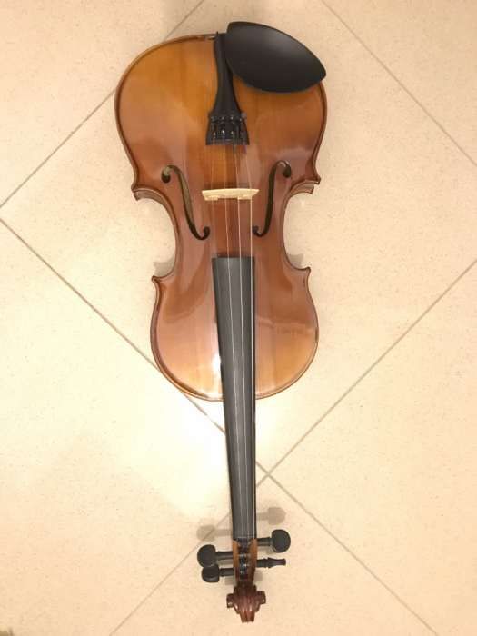 Violino de fabrico manual 4/4 Em optimo estado .Se pretender mais info