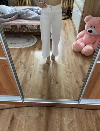 Белые джинсы Bershka
