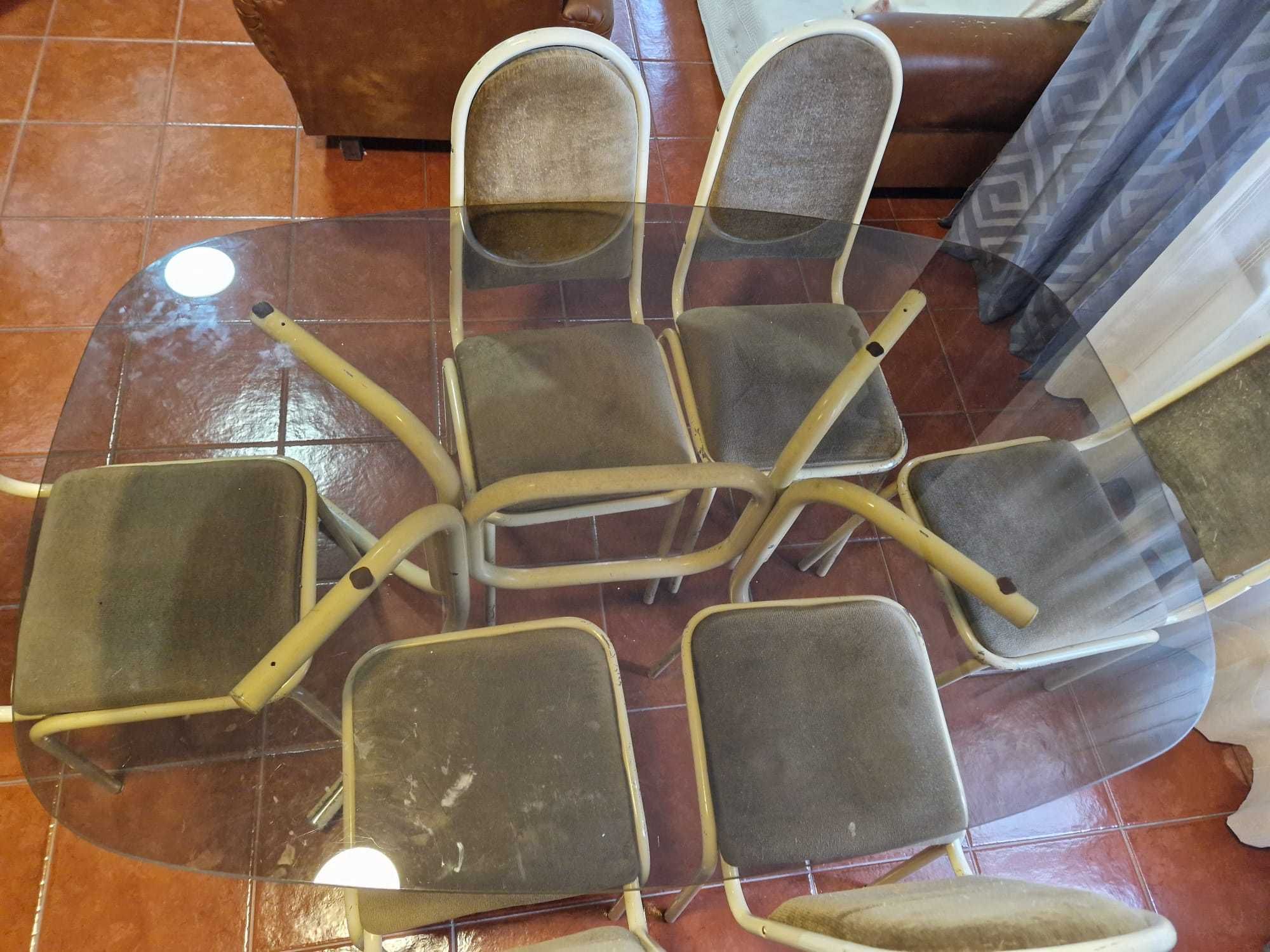 Mesa com tampo em vidro e seis cadeiras