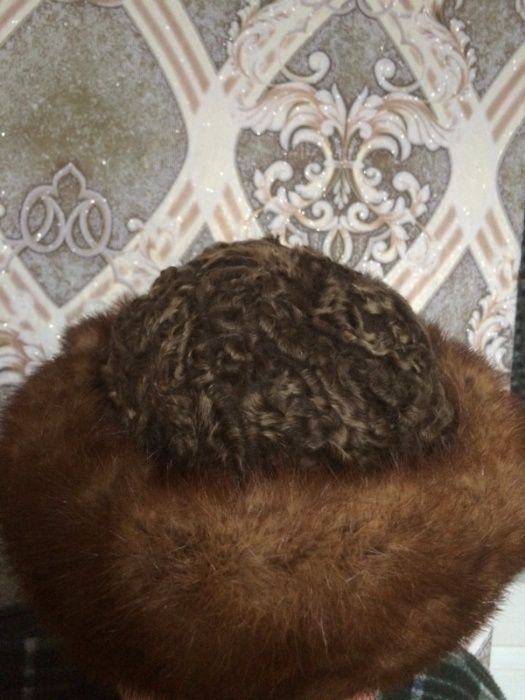 продается 5 зимние шапки,2 мужских и 3 женских.