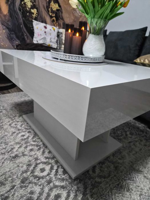 Zestaw bialych stolików