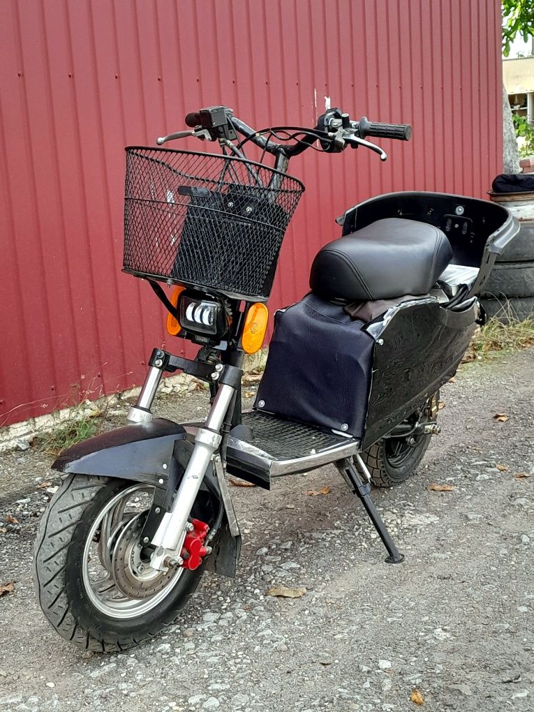 Електричний скутер Літій батарея Li ion на рамі Yamaha QS motor 1,2 kw