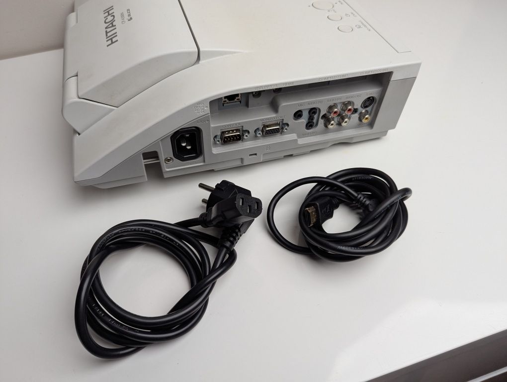 Projektor krótkoogniskowy Hitachi CP-A300N