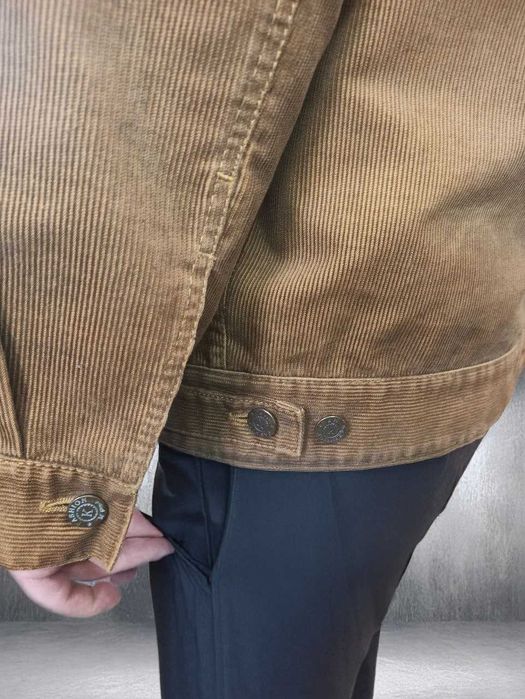 Куртка чоловіча коричневого кольору.