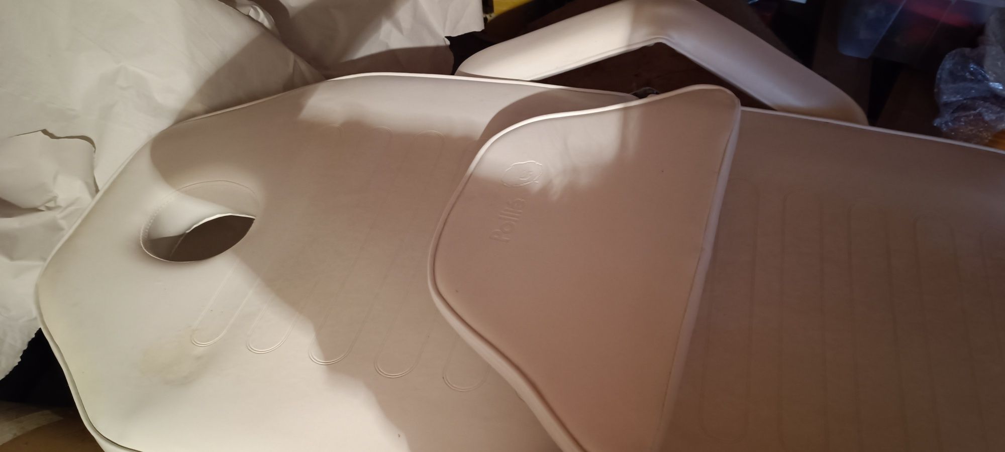 Marquesa, lupa, mesa ajudante, com itens de cabeleireiro