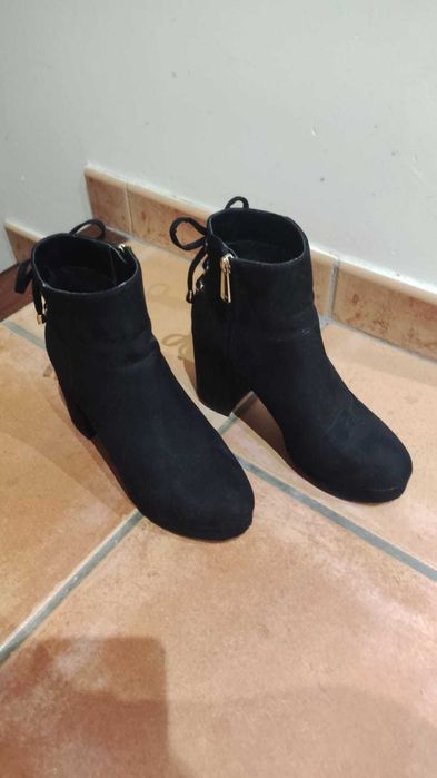 Botas pretas de salto alto