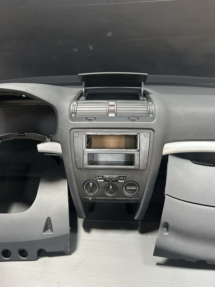 Панель приладів торпеда Skoda A5