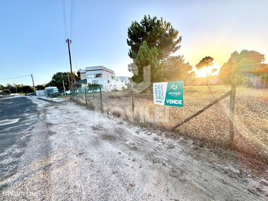 Dois terrenos inseridos em espaço urbano de baixa densidade.