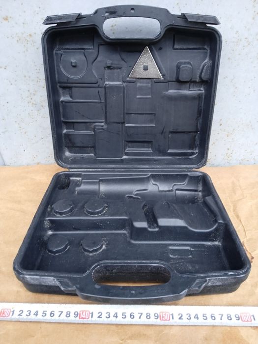 Чемодан для інструментів.