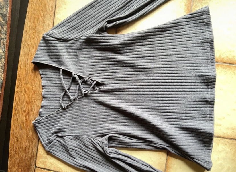 Szara koszulka z wiązaniami