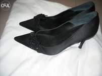 Sapato preto de tecido salto alto