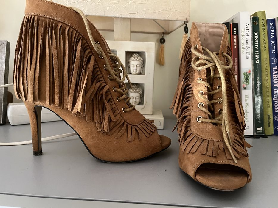 Sandalia /botim com franjas estileto