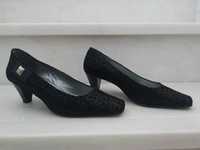 Sapatos pretos em pele [37]