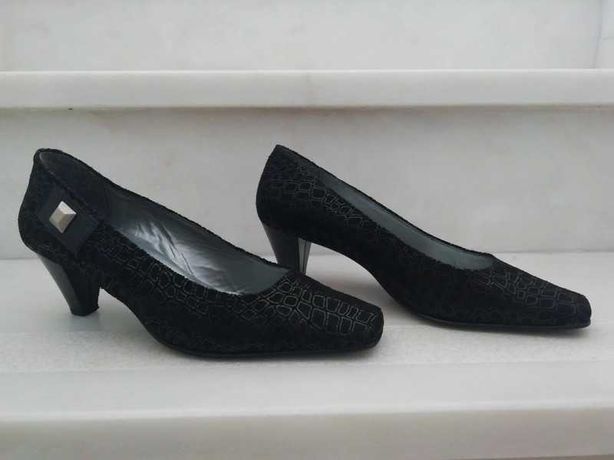 Sapatos pretos de cerimónia [37]