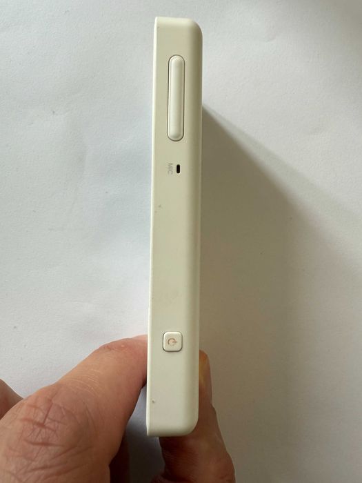 Аудіо плеєр iRiver E100 (4 GB) — MP3/відео-плеєр, FM-радіо, microSD